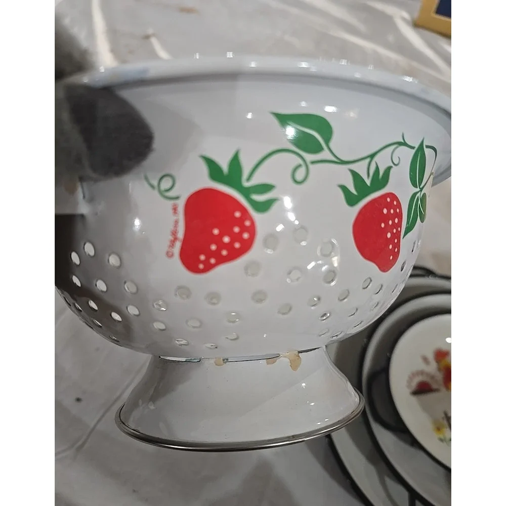 Vtg 1983 Teleflora White Strawberries‎ Enamel Shiny Kitchen Strainer Colander
